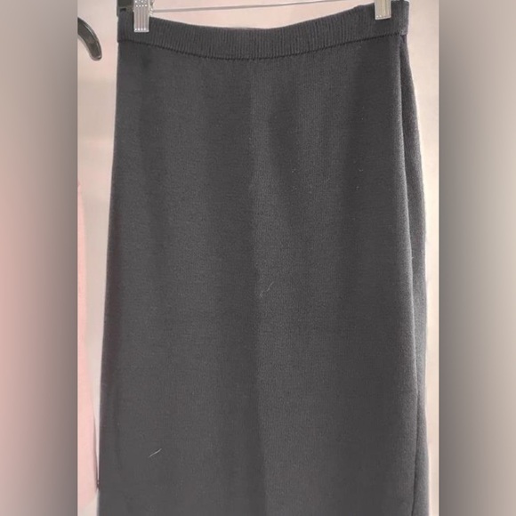 St. John, Set - Light Pink Knit Top (Small) and Black Knit Skirt (size 2) 💎 EUC - Picture 6 of 6